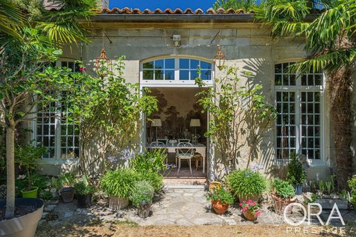Maison 10 pièces 280 m² · à Saint-Jean-d'Angély · 280 m² · 892 500 €