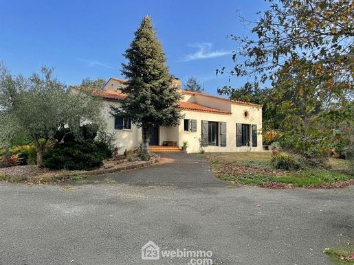 Maison 7 pièces 190 m² · à Saint-Avaugourd-des-Landes · 190 m² · 425 300 €