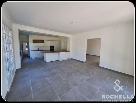 Maison 8 pièces 220 m² · à Sainte-Soulle · 220 m² · 570 000 €