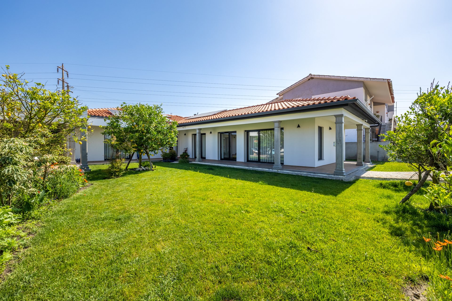 Semi-nova casa térrea com alta eficiência energética, a apenas 2 minutos da Praia da Vieira