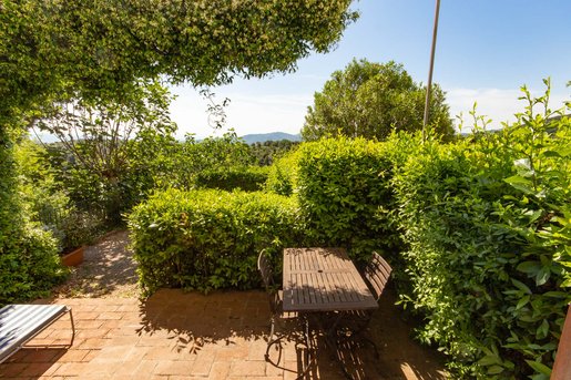 Apartamento con jardín y plaza de aparcamiento en una colina cerca del mar