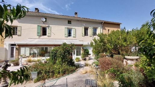 Maison 14 pièces 385 m² · à Courthézon · 385 m² · 799 000 €