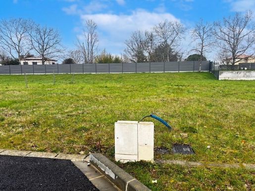 Terrain 704 m² · à Tournefeuille · 190 000 €