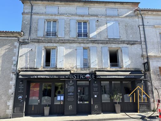 Maison 275 m² · à Montmoreau · 275 m² · 383 250 €