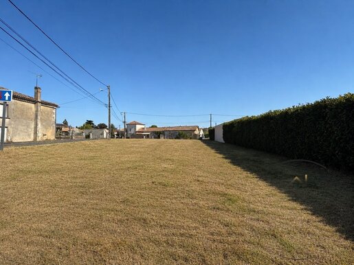 Terrain 1085 m² · à Mornac · 49 000 €