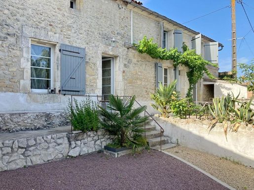 Maison 7 pièces 195 m² · à Roullet-Saint-Estèphe · 195 m² · 246 000 €