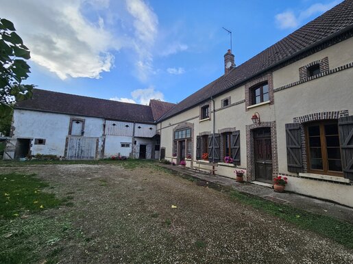 Maison 8 pièces 165 m² · à Montholon · 165 m² · 180 000 €