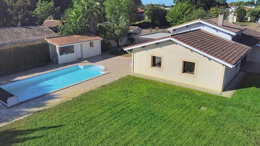 Maison 8 pièces 218 m² · à Saint-Médard-en-Jalles · 218 m² · 880 000 €