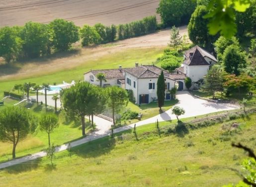 Maison 14 pièces 380 m² · à Montcuq-en-Quercy-Blanc · 380 m² · 749 000 €