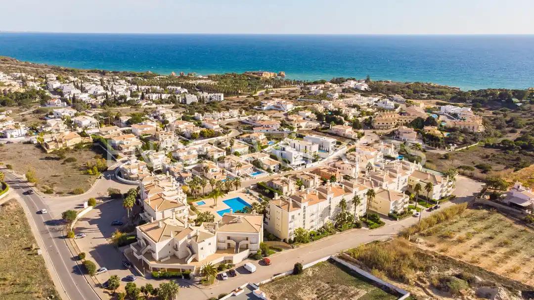 Magnifique penthouse rénové avec vue sur la mer, à quelques pas de la plage