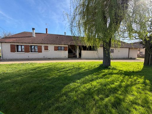 Maison 5 pièces 122 m² · à Saint-Trivier-de-Courtes · 122 m² · 180 000 €