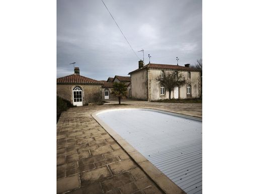 Maison 6 pièces 340 m² · au Tallud · 340 m² · 233 420 €