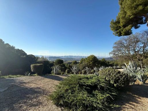 Maison 6 pièces 600 m² · à Lourmarin · 600 m² · 7 000 000 €