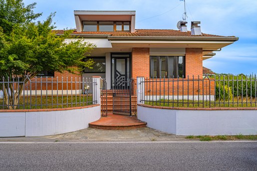 Nezavisna vila s vrtom i garažom u Bozzanu