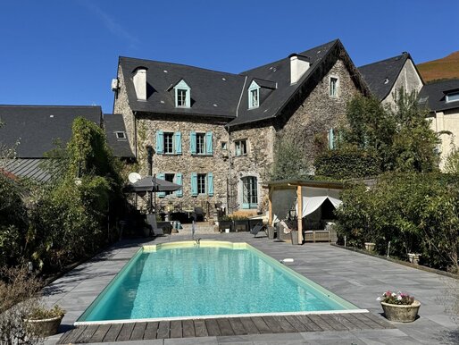 Maison 12 pièces 420 m² · à Bedous · 420 m² · 699 000 €