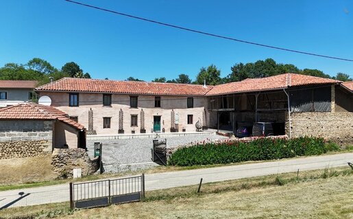 Maison 8 pièces 235 m² · à Arné · 235 m² · 285 000 €