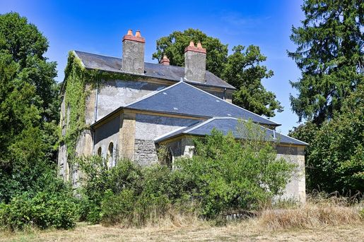 Maison 15 pièces 248 m² · à Montenoison · 248 m² · 135 000 €
