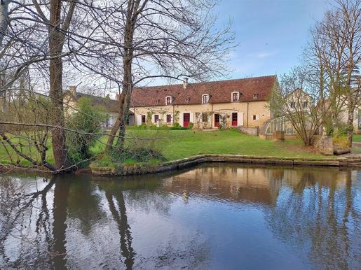 Maison 18 pièces 710 m² · à La Bussière · 710 m² · 845 000 €