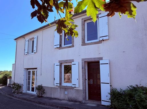 Maison 8 pièces 137 m² · à Saint-Léger-Magnazeix · 137 m² · 48 000 €