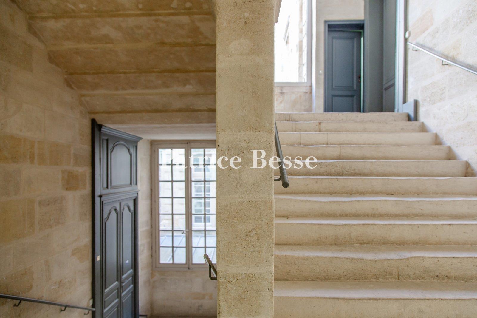 A historical flat, with 75 m² and two bedrooms, in a 17th-century building, not far from... - Ansicht 2