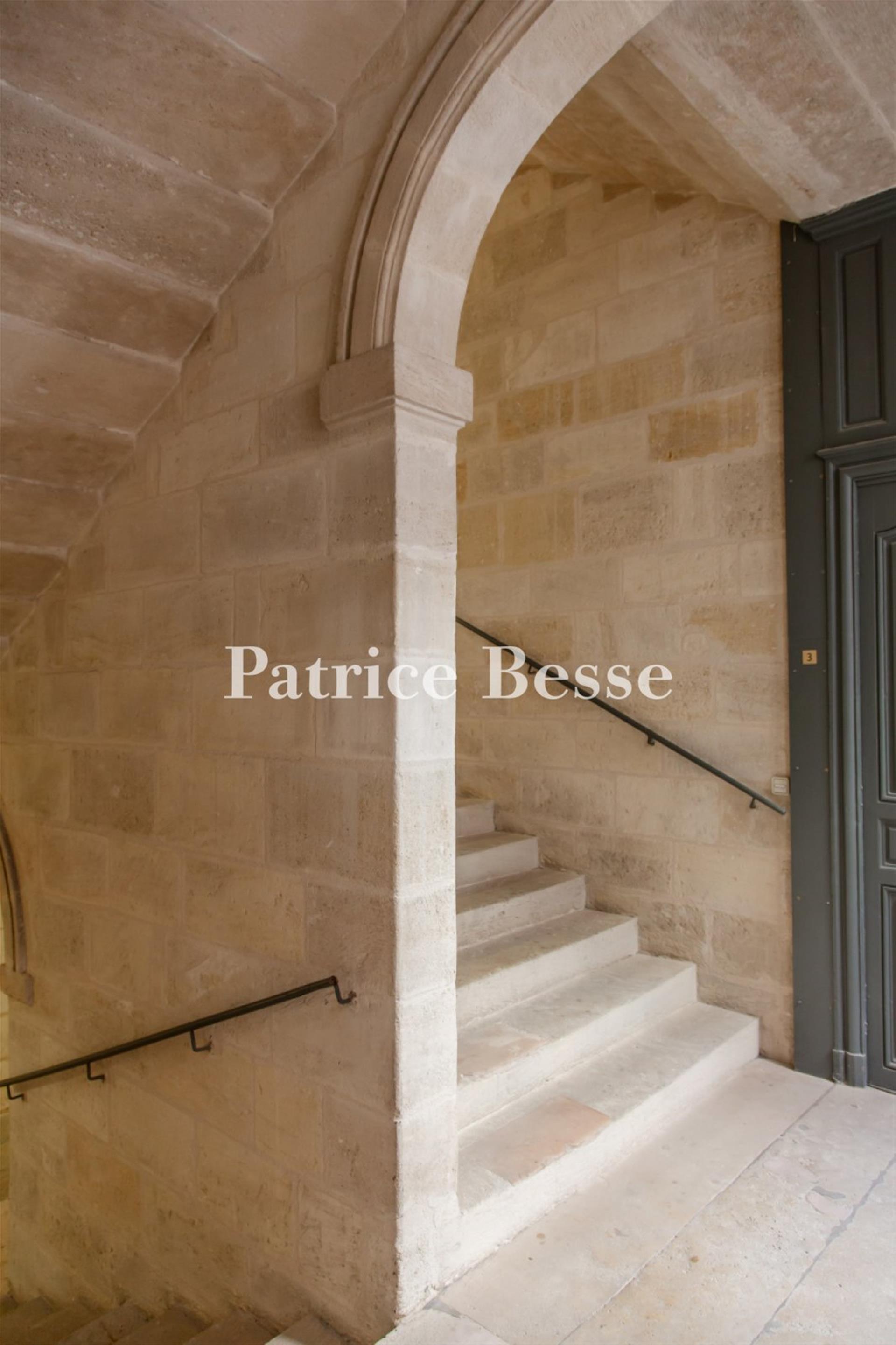 A historical flat, with 75 m² and two bedrooms, in a 17th-century building, not far from... - Mehr