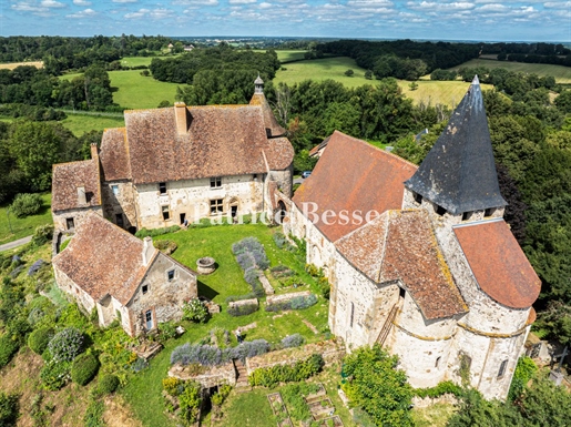 În țara Bourbonnais, ca un sătuc pașnic, un castel Imh din secolul al XV-lea, casele sale de locuit,