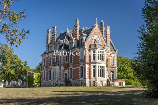 Maison 29 pièces 1230 m² · à Ruffec · 1 230 m² · 1 170 000 €
