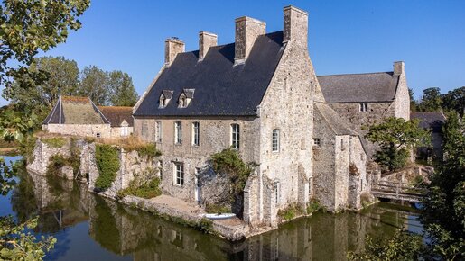Maison 6 pièces 380 m² · à Bricquebec-en-Cotentin · 380 m² · 995 000 €
