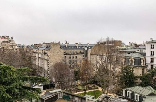 Appartement 130 m² · à Paris 8ème · 130 m² · 2 400 000 €