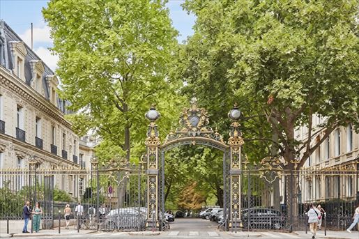 PARIS 8e - FAUBOURG SAINT-HONORÉ / PARC MONCEAU - CALME ABSOLU · à Paris 8ème · 134 m² · 1 795 000 €