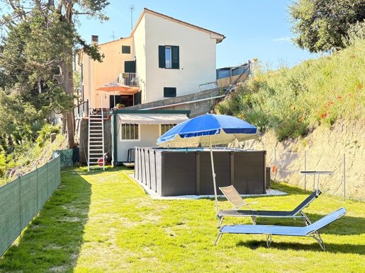 Freistehendes Haus mit Panoramablick und Pool
