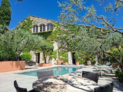 Maison 11 pièces 660 m² · à Vaison-la-Romaine · 660 m² · 1 590 000 €