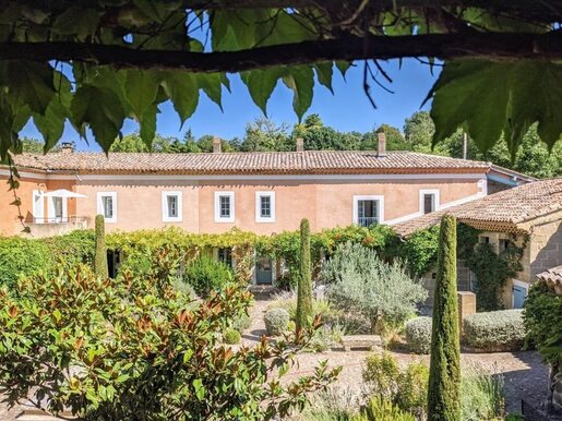 Près d'Uzès, au calme, ensemble immobilier au charme rare · 1 150 m² · 3 995 000 €