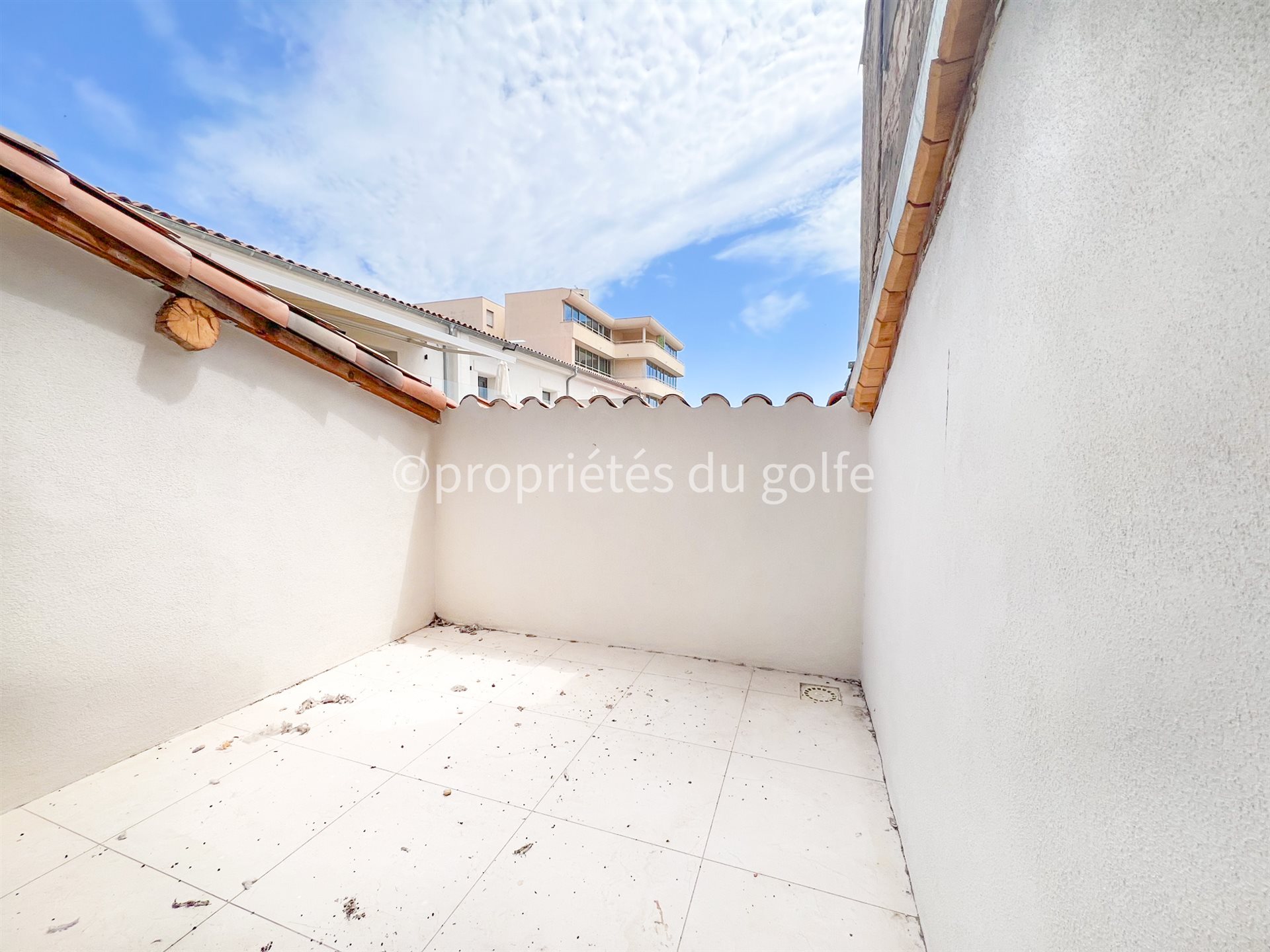 Corniche, upscale residence, 4-room apartment with terrace sea view, garage and parking - Plus
