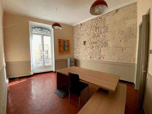 Local commercial 3 pièces 74 m² · à Nîmes · 74 m² · 155 000 €