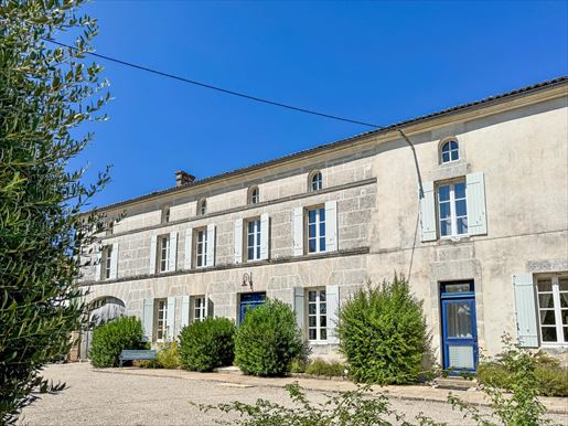 Maison 10 pièces 358 m² · à Dompierre-sur-Charente · 358 m² · 471 700 €