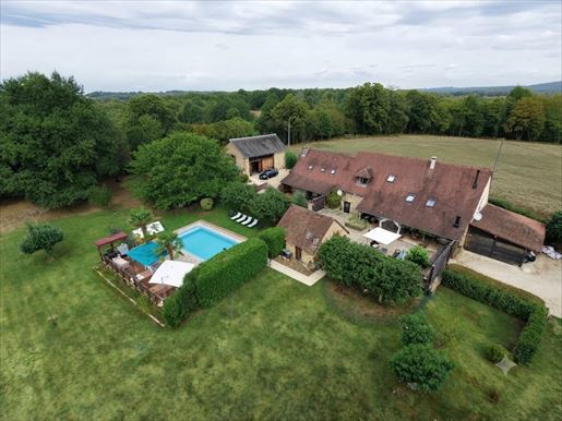 Maison 10 pièces 247 m² · à Jumilhac-le-Grand · 247 m² · 585 000 €