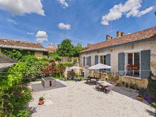 Maison 16 pièces 446 m² · à Champagne-Mouton · 446 m² · 360 000 €