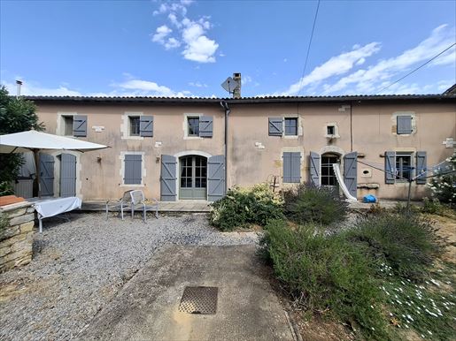 Maison 8 pièces 179 m² · à Sauzé-Vaussais · 179 m² · 220 000 €