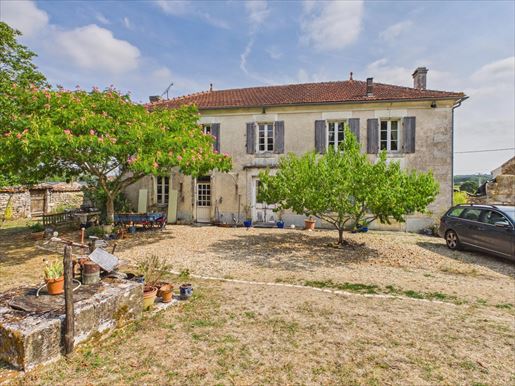 Maison 8 pièces 198 m² · à Angeac-Charente · 198 m² · 397 500 €