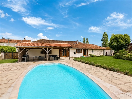 Maison 8 pièces 245 m² · à Verteillac · 245 m² · 425 000 €