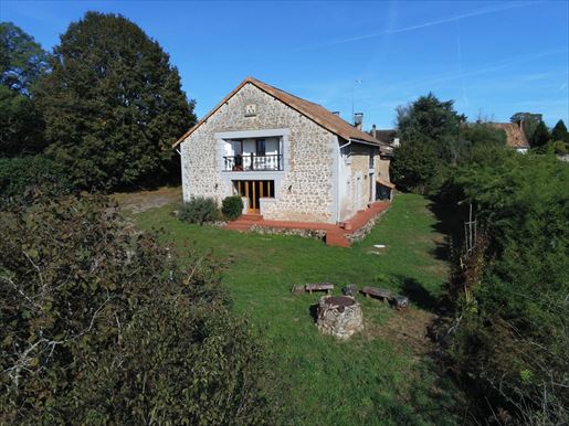 6 pièces 200 m² · à Abjat-sur-Bandiat · 200 m² · 162 000 €