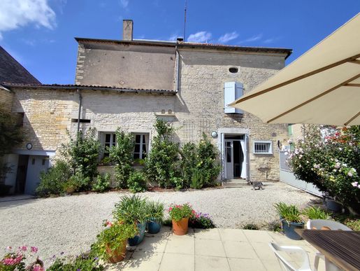 Jolie maison de village de quatre chambres avec grand jardin et grange, au cœur de Tusson