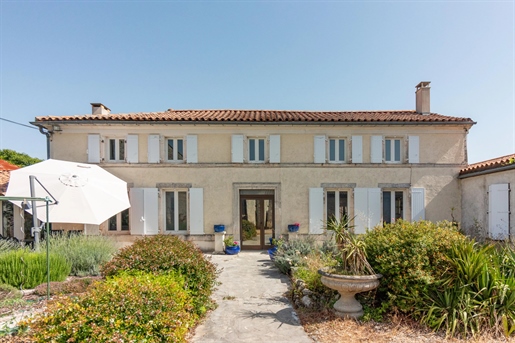 Maison 12 pièces 228 m² · à Sigogne · 228 m² · 371 000 €