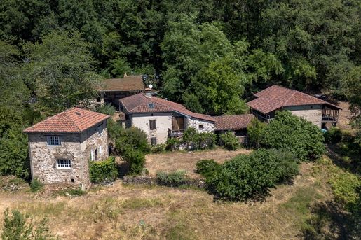 Maison 9 pièces 237 m² · à Cardaillac · 237 m² · 399 000 €