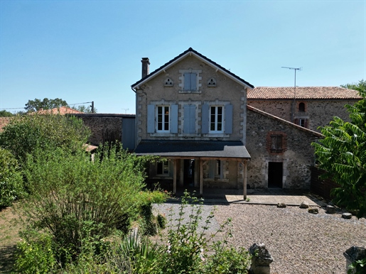 Maison 8 pièces 152 m² · à Confolens · 152 m² · 192 600 €
