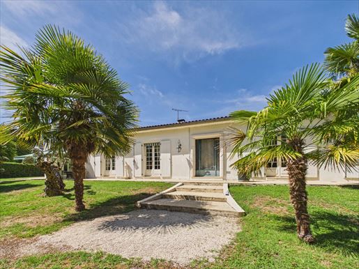 Maison 10 pièces 250 m² · à Aigre · 250 m² · 335 000 €