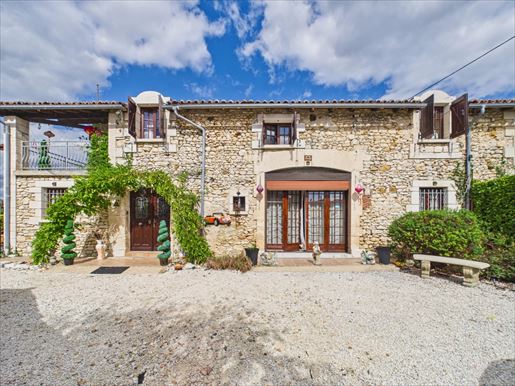 Maison 8 pièces 230 m² · à Brantôme · 230 m² · 330 000 €