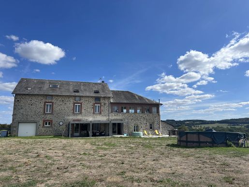 Maison 13 pièces 309 m² · à Saint-Agnant-de-Versillat · 309 m² · 493 500 €