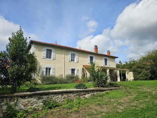 Maison 8 pièces 263 m² · à Roumazières-Loubert · 263 m² · 369 950 €